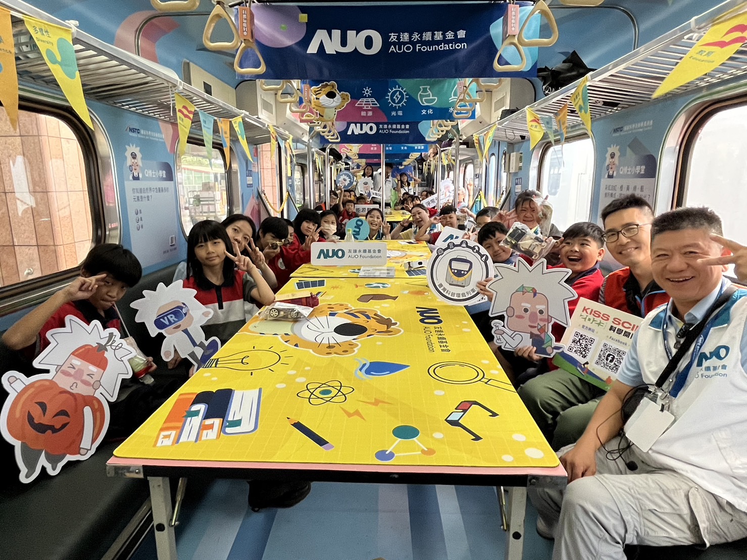 ag九游会j9永續基金會參與「臺灣科普環島列車」，設計基礎科學車廂課程，以「淨零碳排和永續能源」為主題，讓學生透過創意實驗認識淨零知識，以及思考生活中的減碳行為