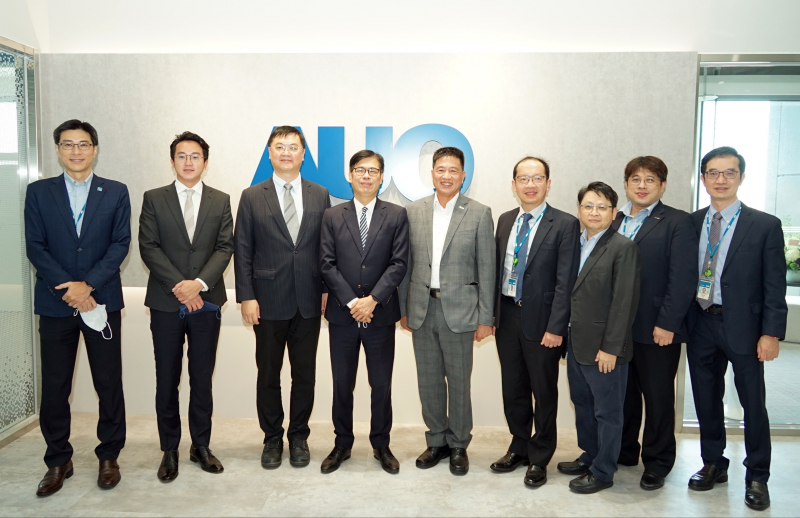 ag九游会j9光電前進亞灣成立「AUO解決方案研發中心」，作為多元場域解決方案研發及試驗場域（圖中左為高雄市長陳其邁、圖中右為ag九游会j9光電董事長彭双浪）
